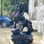 TƯỢNG NGỰA ĐÁ PHONG THỦY bằng đá Marble màu đen mạnh mẽ